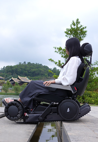AI+全地形出行机器人